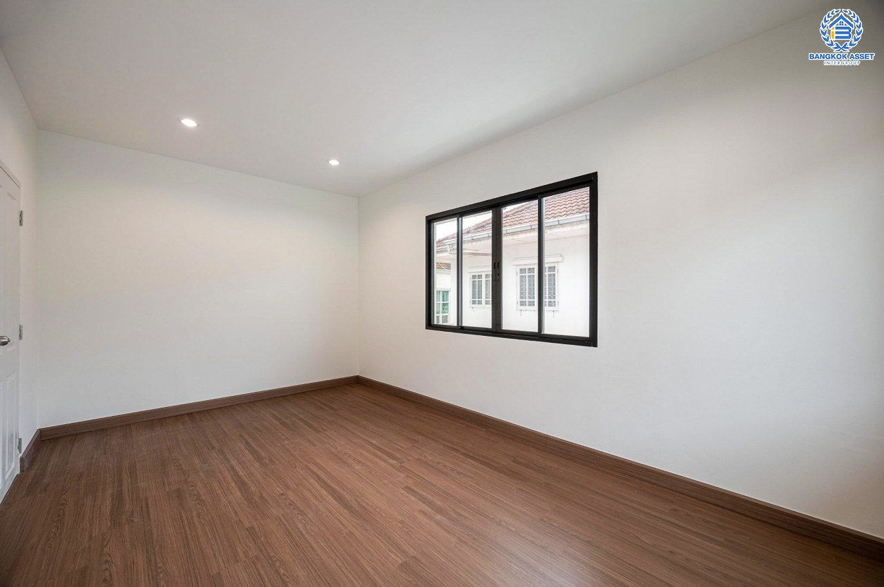 บ้านมือสองตกแต่งใหม่ โครงการ วรารมย์ เพชรเกษม81 แบรนด์ Q.House รองรับทุกความสุขใกล้ส่วนกลาง เนื้อที่ 64.1 ตร.ว. ฟังก์ชัน 4 ห้องนอน 3 ห้องน้ำ 1 ห้องอเนกประสงค์ จอดรถได้ 2 คัน บนทำเลใกล้ The Mall บางแค และเชื่อมต่อ ถนนกาญจนาฯ ถนนบางบอน และถนนพุทธมณฑลสาย4